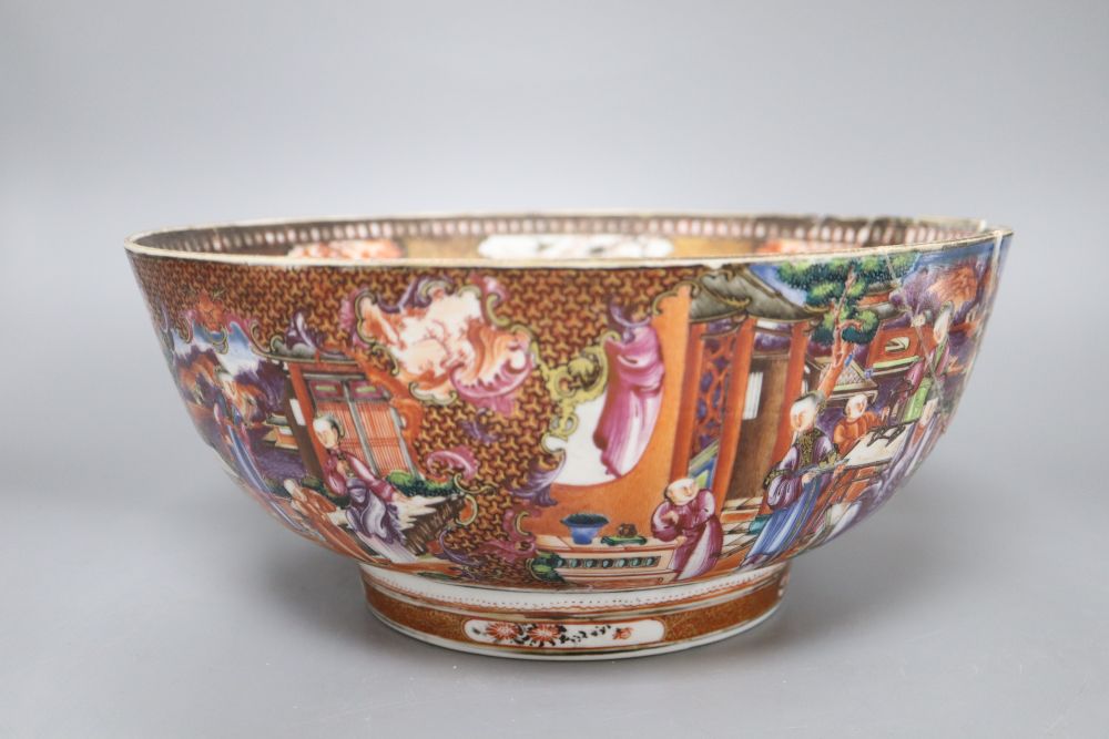 An early 19th century Chinese export bowl, diameter 29cm (a.f.)